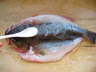 川香麻辣烤鱼：麻辣过瘾的豪华烤鱼,在鱼的两面抹上适量盐。
