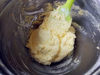 迷彩磅蛋糕,将第5步做好的黄油糊分成三份，其中一份筛入标注A的低筋粉和无铝泡打粉拌匀