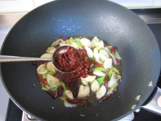 川香麻辣烤鱼：麻辣过瘾的豪华烤鱼,放入郫县辣豆瓣酱、普通豆瓣酱、甜面酱、酱油。
