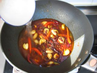 川香麻辣烤鱼：麻辣过瘾的豪华烤鱼,倒入1大碗清水或者高汤，大火煮滚。
