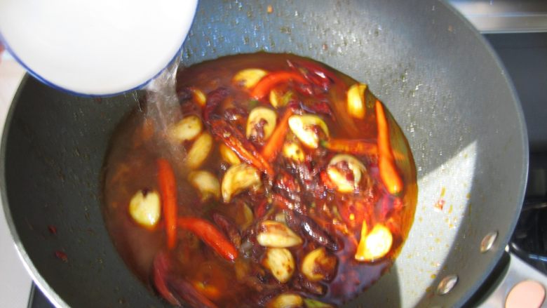 川香麻辣烤鱼：麻辣过瘾的豪华烤鱼,倒入1大碗清水或者高汤，大火煮滚。
