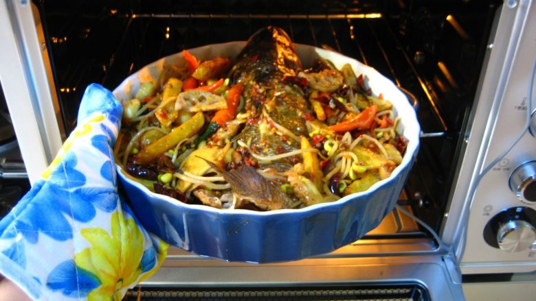 川香麻辣烤鱼：麻辣过瘾的豪华烤鱼,烤箱预热，放入烤鱼，200度，中层，再烤8分钟即可。
