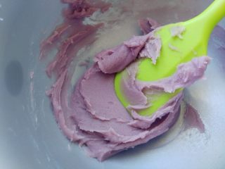 豆沙裱花蛋糕,调匀到所需的颜色和稠度