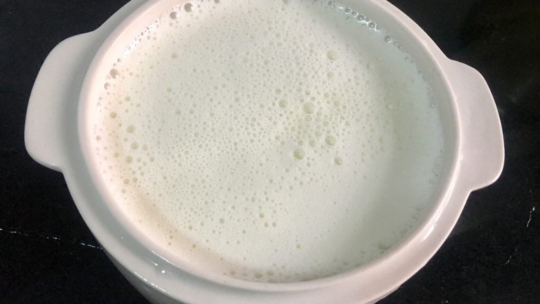 自制酸奶（奶粉版）,倒入事先用沸水汤过的发酵罐里。