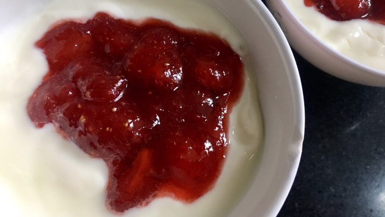 自制酸奶（奶粉版）,调入自制的草莓酱，好吃啊！