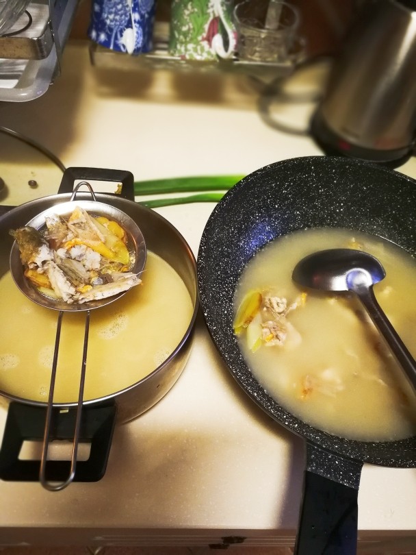 黄鱼捞面,鱼汤中小火熬制30分钟关火过筛，滤出浓汤备用。