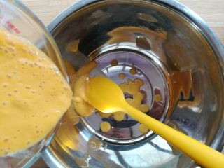 酸奶芒果冰淇淋,把芒果酸奶糊倒入一个大的盆子备用