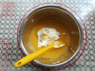 酸奶芒果冰淇淋,把淡奶油放入有芒果酸奶糊的盆子里