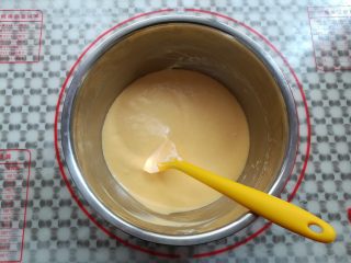 酸奶芒果冰淇淋, 全部混合均匀，有小颗粒的用刮刀压碎