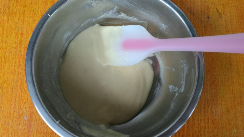 日式棉花蛋糕,倒入过筛的低筋粉，搅拌均匀。