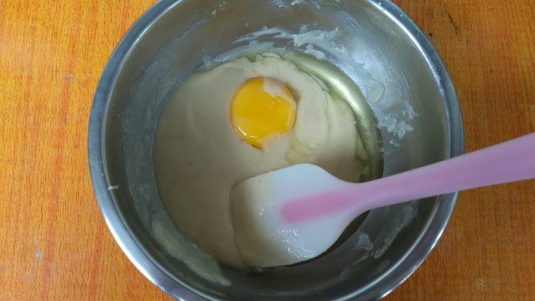 日式棉花蛋糕,加入1个蛋黄，搅拌均匀。