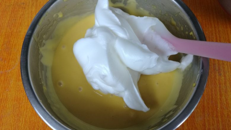 日式棉花蛋糕,取三分之一蛋白到蛋黄糊内，翻拌均匀。