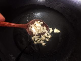 荷兰豆炒腊肠,锅内无水放油，蒜放入锅中爆香