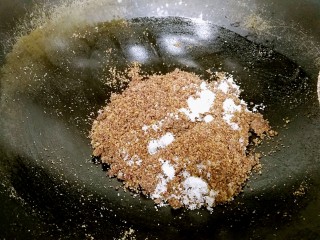 粗豆沙南瓜饼,用破壁机或料理机把红豆打成半干半湿的粉末，倒入炒锅，加玉米油和白砂糖翻炒均匀。