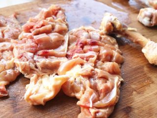 照烧鸡腿,剔好的鸡腿，要把肉用刀子分割一下，不切到皮，这样可以避免煎制时候变形不平整。