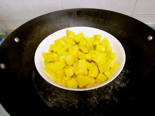 粗豆沙南瓜饼,切成小块入热水锅蒸15分钟。