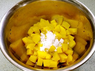 粗豆沙南瓜饼,蒸好的南瓜滤去浮水，装进大盆子，加入白砂糖。