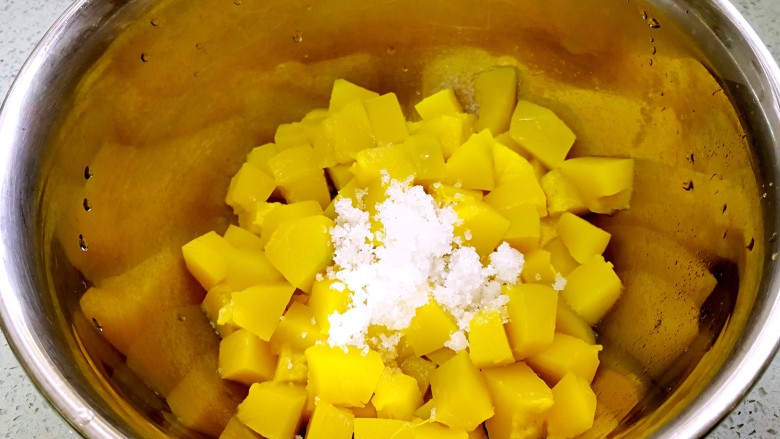 粗豆沙南瓜饼,蒸好的南瓜滤去浮水，装进大盆子，加入白砂糖。