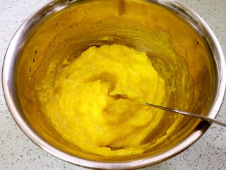 粗豆沙南瓜饼,用勺子碾压搅拌成南瓜泥。