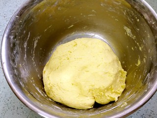 粗豆沙南瓜饼,直到可以用手和面，形成稍微有一点点粘手的面团。