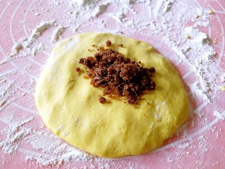 粗豆沙南瓜饼,舀一勺豆沙放在面饼上。