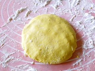 粗豆沙南瓜饼,再轻轻压扁，成为有馅的饼胚。