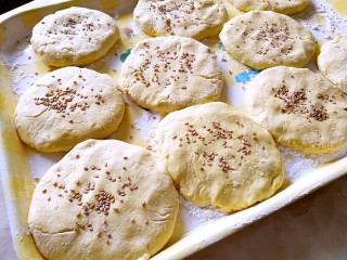 粗豆沙南瓜饼,在每个饼胚上洒一些白芝麻，轻轻压实。