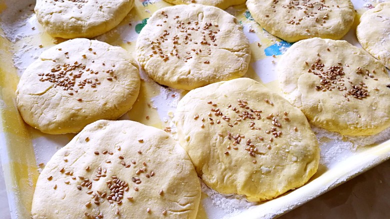 粗豆沙南瓜饼,在每个饼胚上洒一些白芝麻，轻轻压实。
