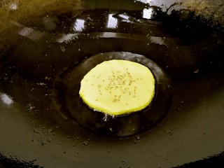 粗豆沙南瓜饼,锅里热油，放入饼胚，小火煎。油量要没过饼胚厚度的一半。