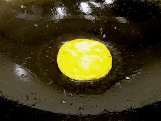 粗豆沙南瓜饼,煎至可以用铲子轻轻推动饼胚时，翻面继续小火煎。过程中要翻几次面，直至两面金黄，中心熟透。