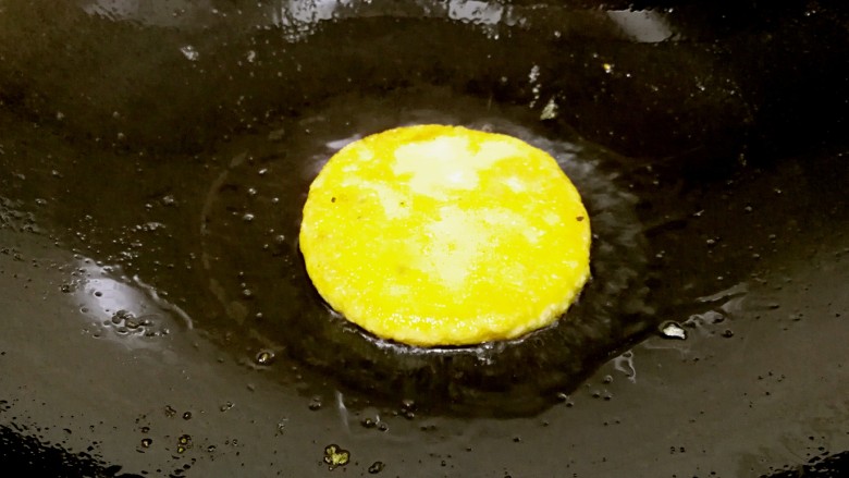 粗豆沙南瓜饼,煎至可以用铲子轻轻推动饼胚时，翻面继续小火煎。过程中要翻几次面，直至两面金黄，中心熟透。