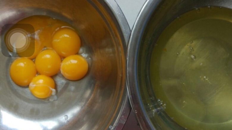 北海道杯子蛋糕,蛋黄跟蛋清分离，用两个盆子一定要无油无水才可以。