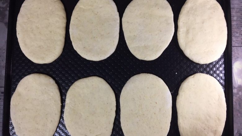 小麦胚芽口袋面包,二次发酵至1.5倍大。烤箱下置一盘热水即可，夏天不需要开启发酵功能，冬天的话，就把功能调为发酵。