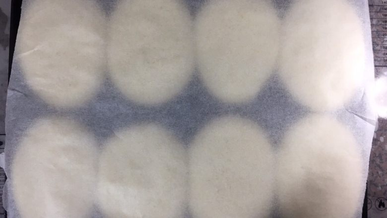 小麦胚芽口袋面包,因为没有刷蛋液，但为了防止上色过深或上色不均匀，面包胚上覆盖油纸。
