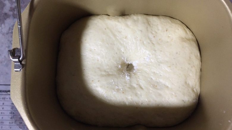 小麦胚芽口袋面包,静置发酵至原来的2.5倍大。手沾面粉戳个小洞检查发酵结果，以不塌不缩为准，如图。另外，夏天温度高，室温发酵即可。