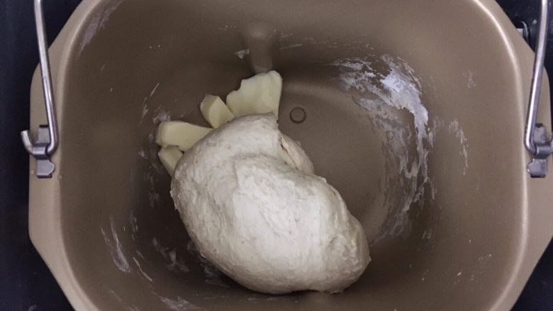 小麦胚芽口袋面包,加入黄油再次启动揉面程序。