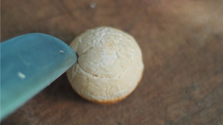 解决剩面包的好方法——芝士面包盅,凉透的小面包用小刀在上面画出个圆形