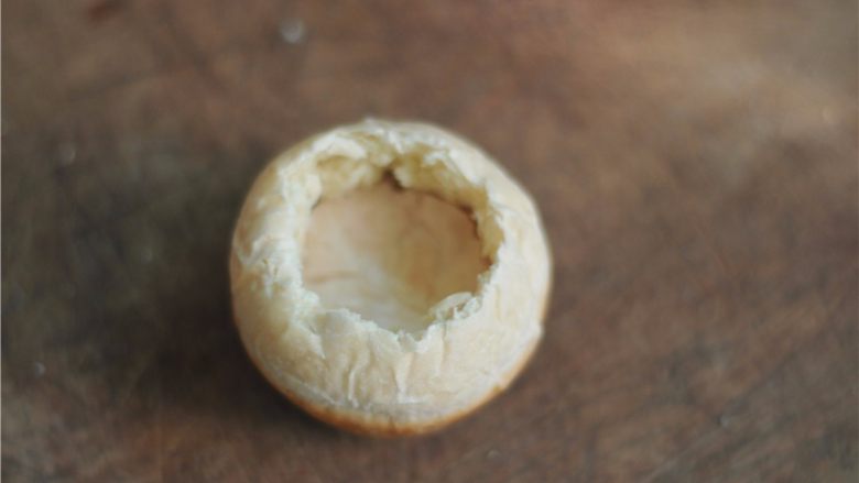 解决剩面包的好方法——芝士面包盅,用手指头将圆形按进去，形成一个洞
