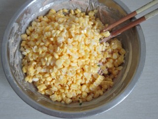 玉米猪肉水饺,加入玉米混合均匀备用。