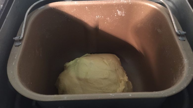 豆沙红薯面包,搅拌成团后加入黄油小块
