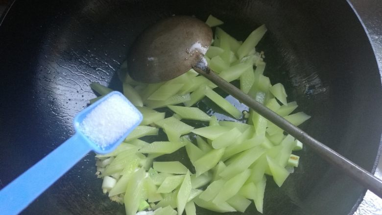 香笋虾仁,下入香笋，翻炒两下加入盐调味，翻炒均匀。