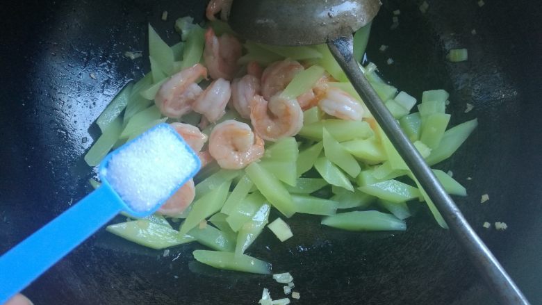 香笋虾仁,下入香笋，翻炒两下加入盐调味，翻炒均匀。