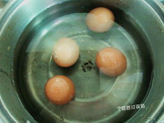 减肥餐,鸡蛋放入锅内煮熟，白水鸡蛋是减肥餐必备食物