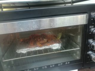 鲜香麻辣章鱼足,送入预热好的烤箱，中上层上下火175度8分钟即可。（时间和温度仅供参考）

