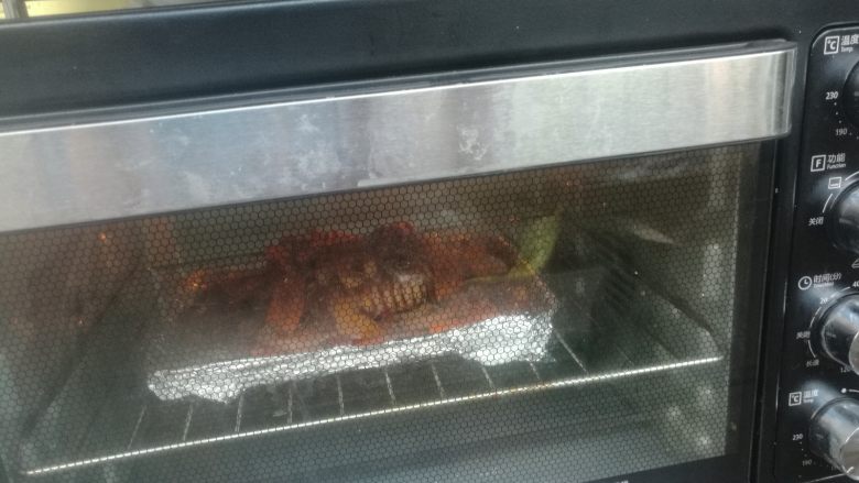 鲜香麻辣章鱼足,送入预热好的烤箱，中上层上下火175度8分钟即可。（时间和温度仅供参考）
