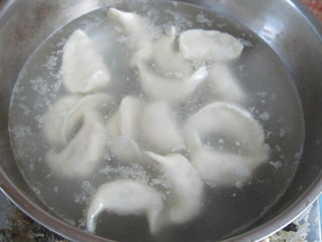 玉米猪肉水饺,包好的饺子放入沸水锅中（一定要水沸才能下饺子哟）。保持大火，烧开后点三次冷水煮好即可出锅。