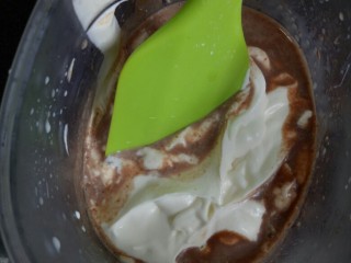 巧克力冰淇淋,将打发的奶油倒入巧克力奶液中，然后放入冷藏至5-10度