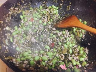 雪菜毛豆炒肉沫,加入盐和鸡精。翻炒均匀即可
