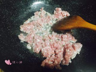 雪菜毛豆炒肉沫,锅内入少量油，下入肉沫翻炒
