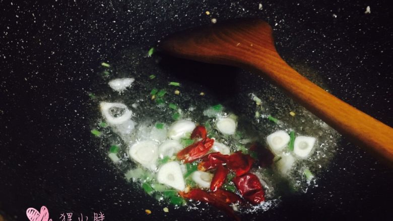 雪菜毛豆炒肉沫,锅内入少量油，下入葱蒜和干红辣椒爆香